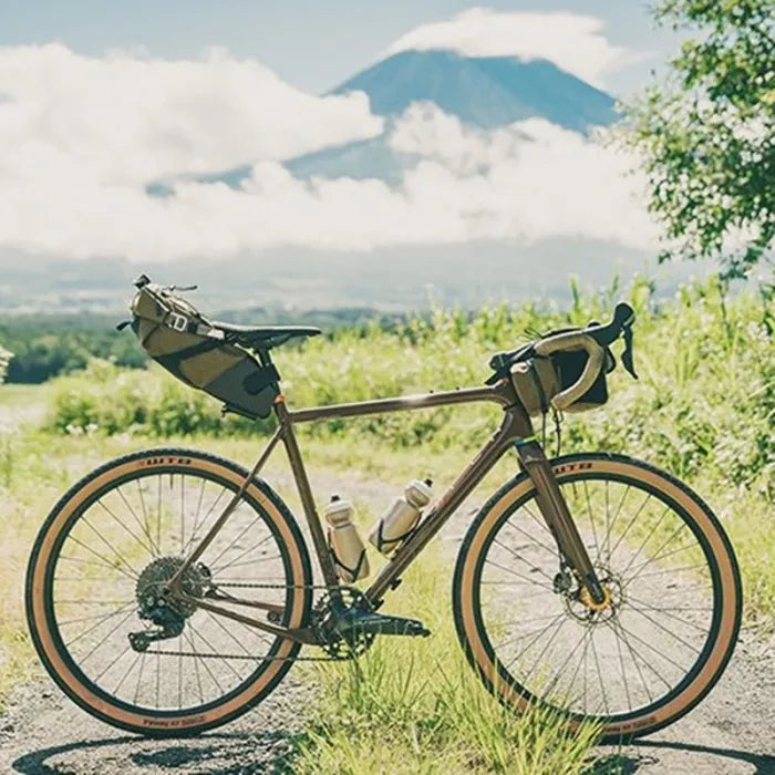 BIKE'N HIKE FRONT BAG RawLow Mountain Works ロウロウマウンテンワークス バイクンハイク フロントバッグ 自転車 バイクパッキング バッグ 輪行バッグ代用 自転車ツーリング ギア コンパクトサイクルバッグ