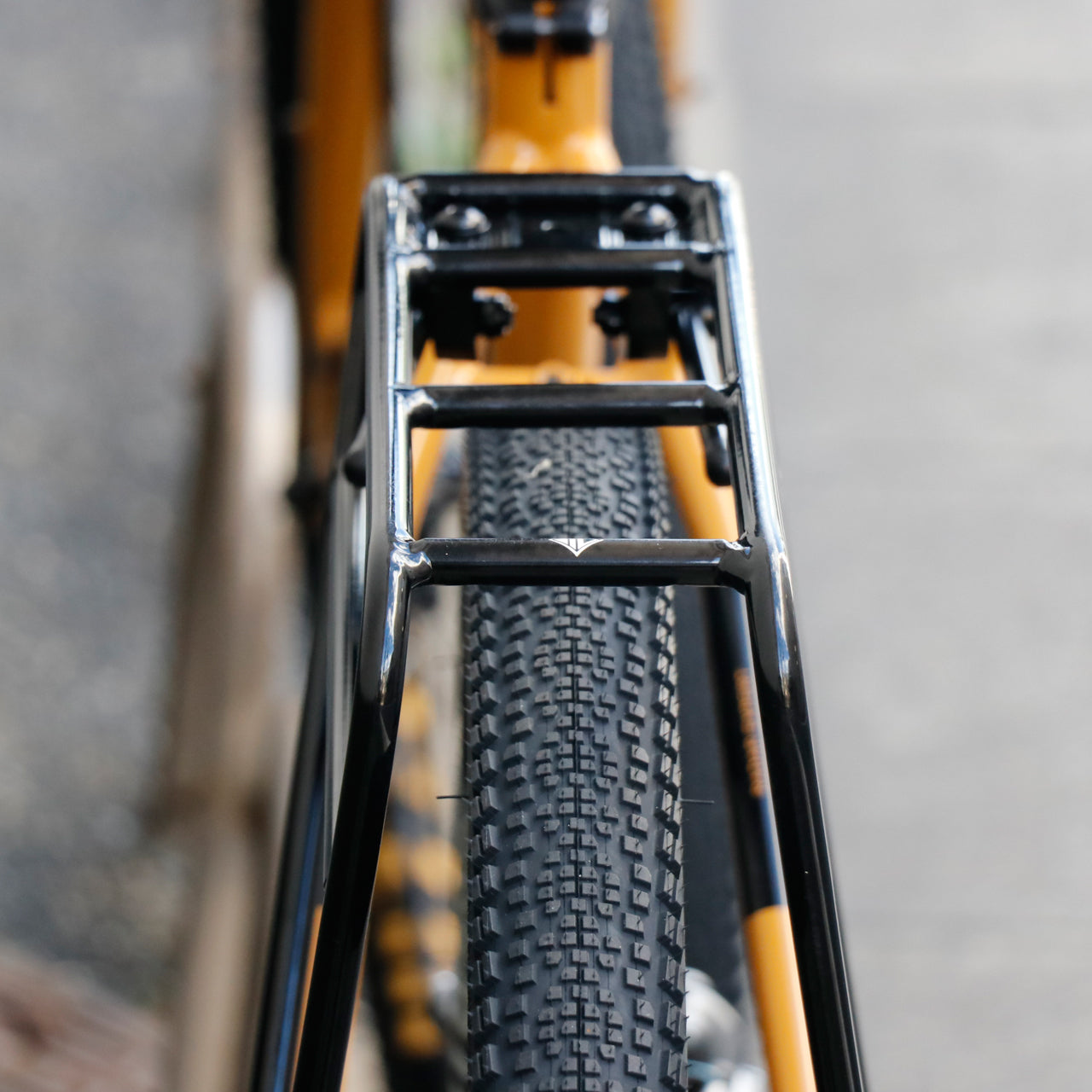 VERSATILE REAR RACK アデプト リアキャリア スポーツバイク キャリア パニア対応 リアラック アルミキャリア 軽量 700C キャリア クロスバイク 荷台 自転車 通勤 キャリア