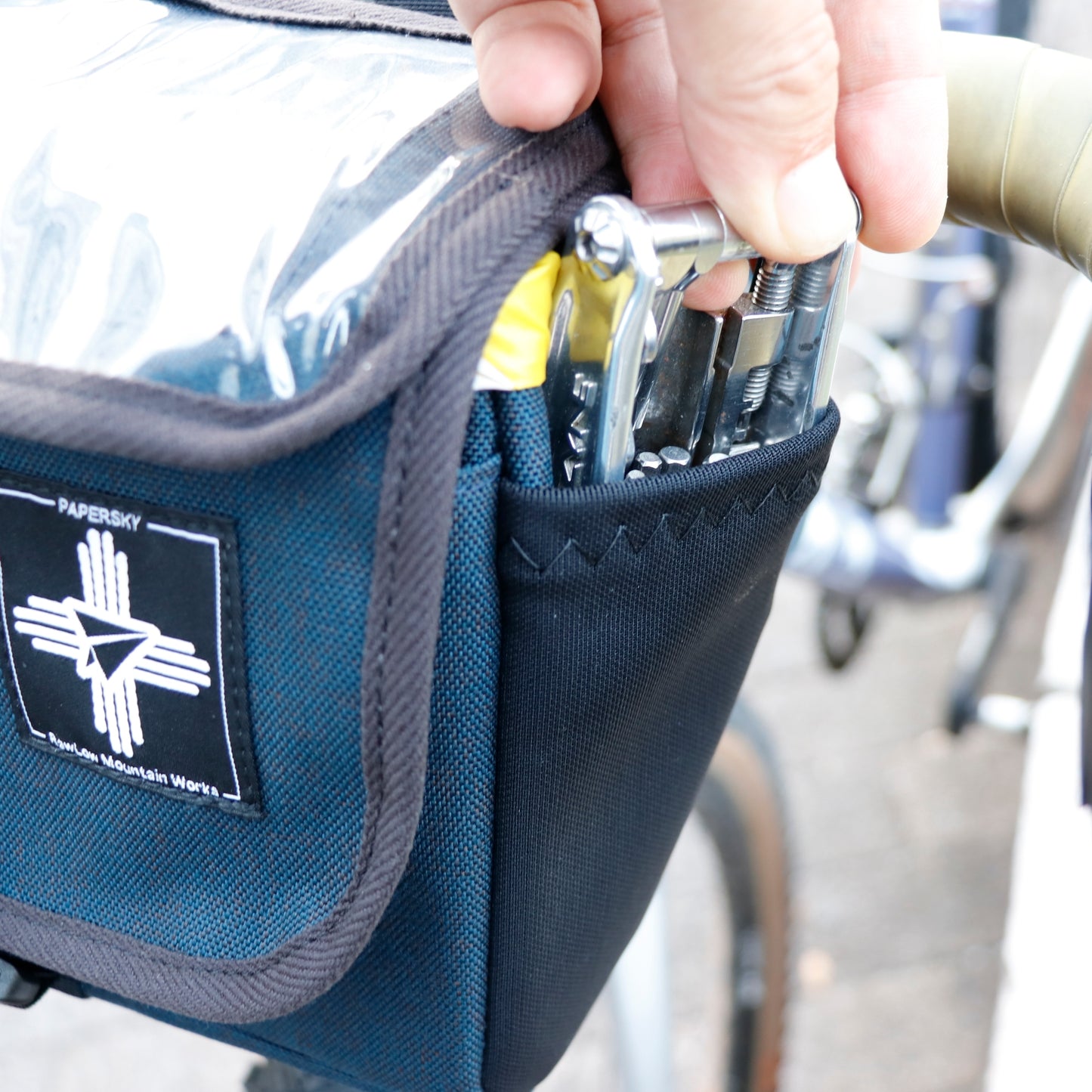 BIKE'N HIKE FRONT BAG RawLow Mountain Works ロウロウマウンテンワークス バイクンハイク フロントバッグ 自転車 バイクパッキング バッグ 輪行バッグ代用 自転車ツーリング ギア コンパクトサイクルバッグ