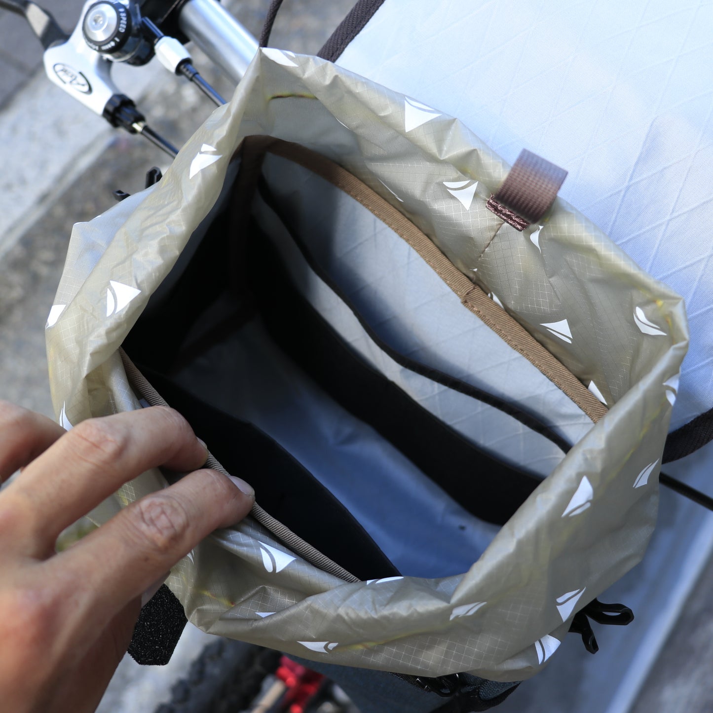 BIKE'N HIKE FRONT BAG RawLow Mountain Works ロウロウマウンテンワークス バイクンハイク フロントバッグ 自転車 バイクパッキング バッグ 輪行バッグ代用 自転車ツーリング ギア コンパクトサイクルバッグ