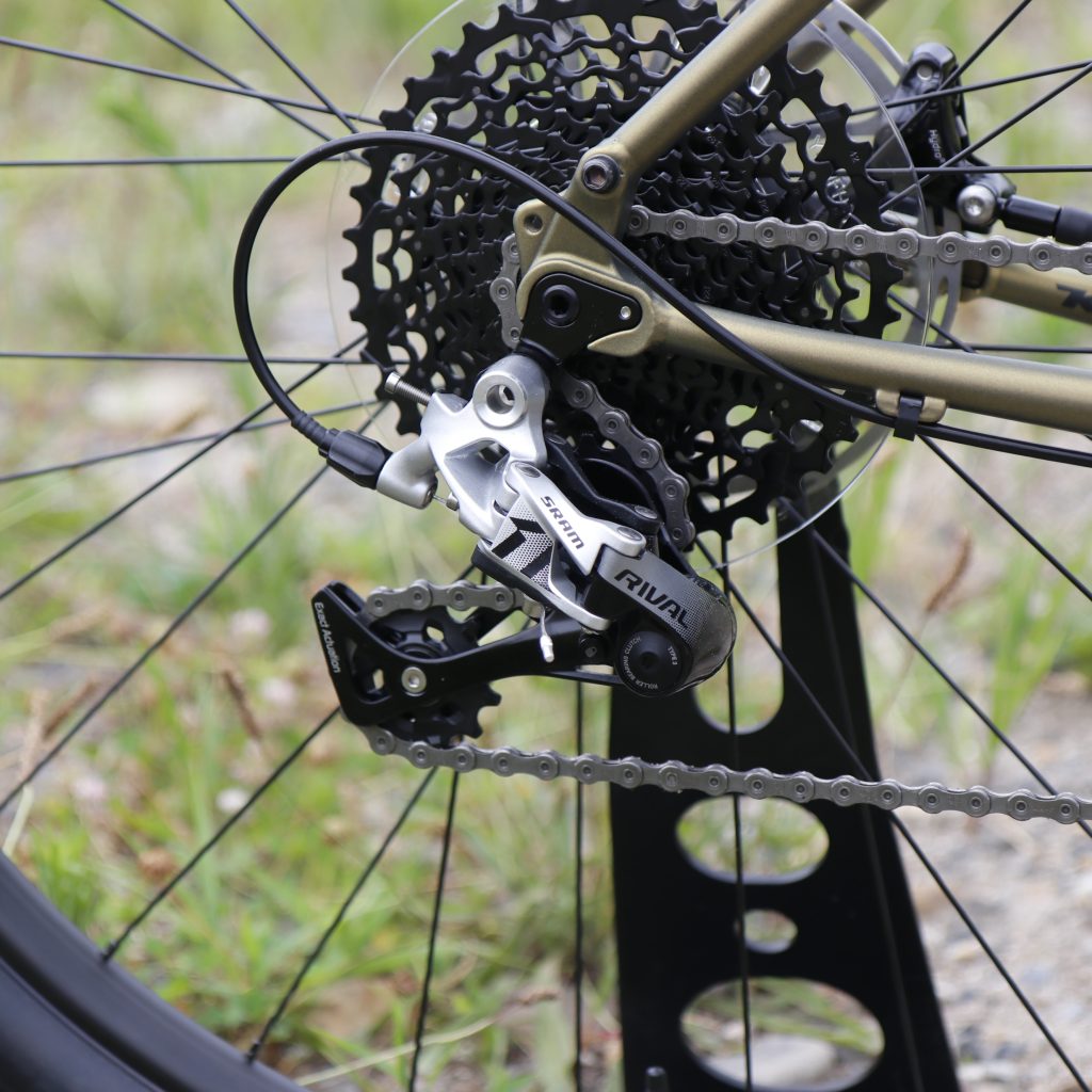 【2025年モデル】SUTRA LTD グラベルアドベンチャー フロントシングル バイクパッキング チューブレスグラベル グラベルキャンプ クロモリバイク ドロッパーポスト内装