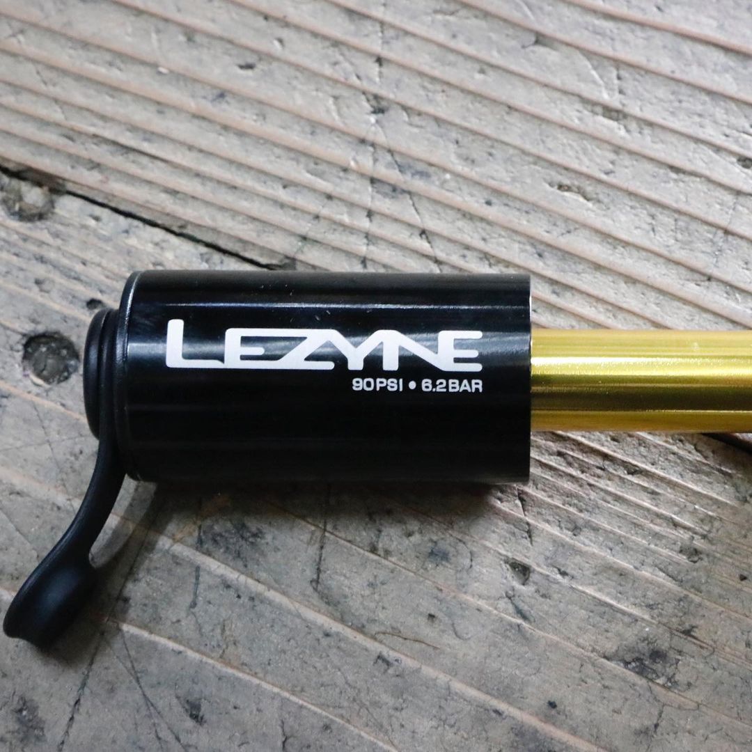 POCKET DRIVE レザイン 携帯ポンプ 自転車 高圧ポンプ チューブレスタイヤ対応ポンプ コンパクト ミニポンプ ロードバイク ハンドポンプ グラベルバイク 携帯工具 サドルバッグ収納ポンプ