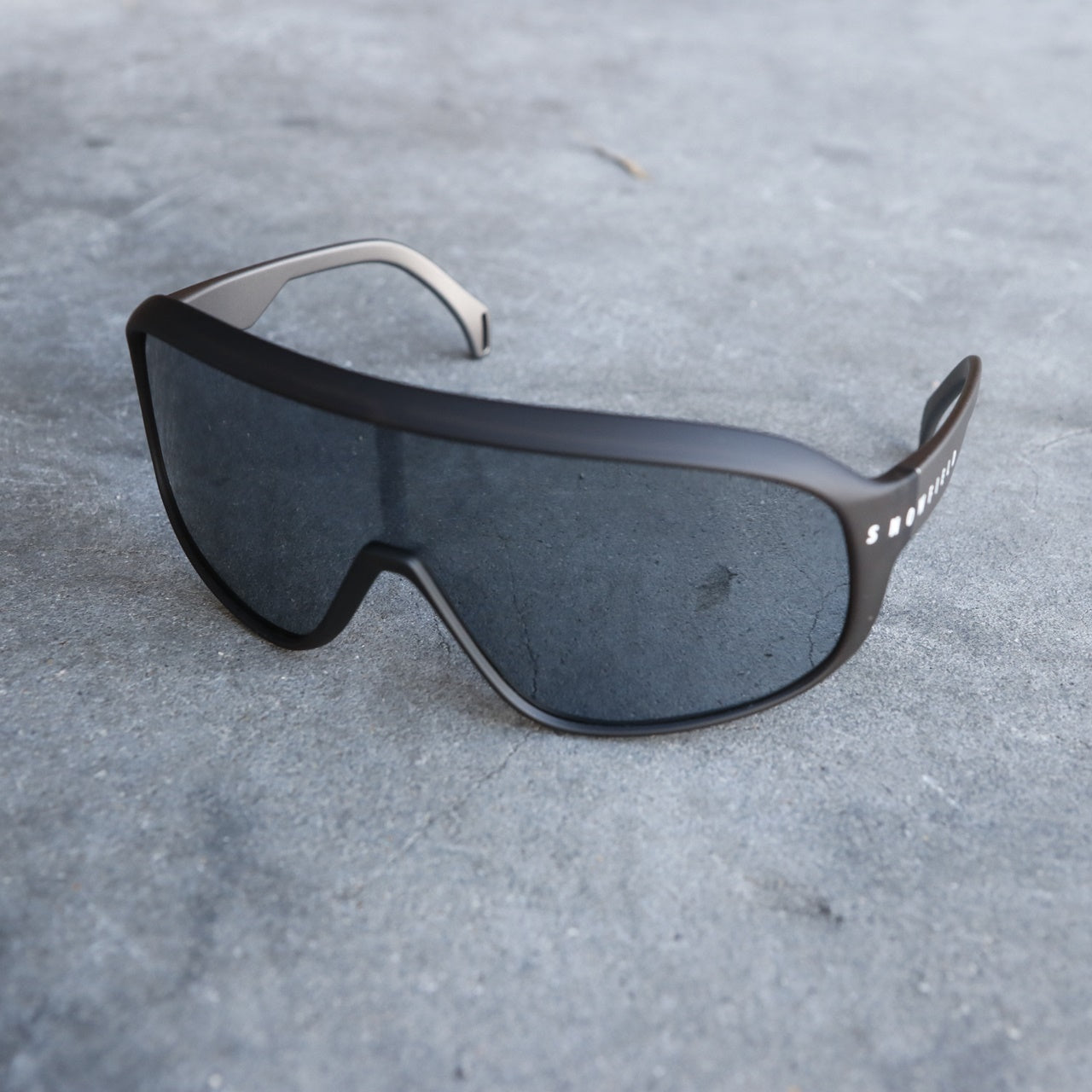 SNOWFIELD by SWANS SF(調光レンズモデル) SWANS サングラス 調光サングラス 自転車 オールドスクール サングラス スポーツサングラス 調光 UVカット サングラス ワイドレンズ サングラス 日本ブランド サングラス