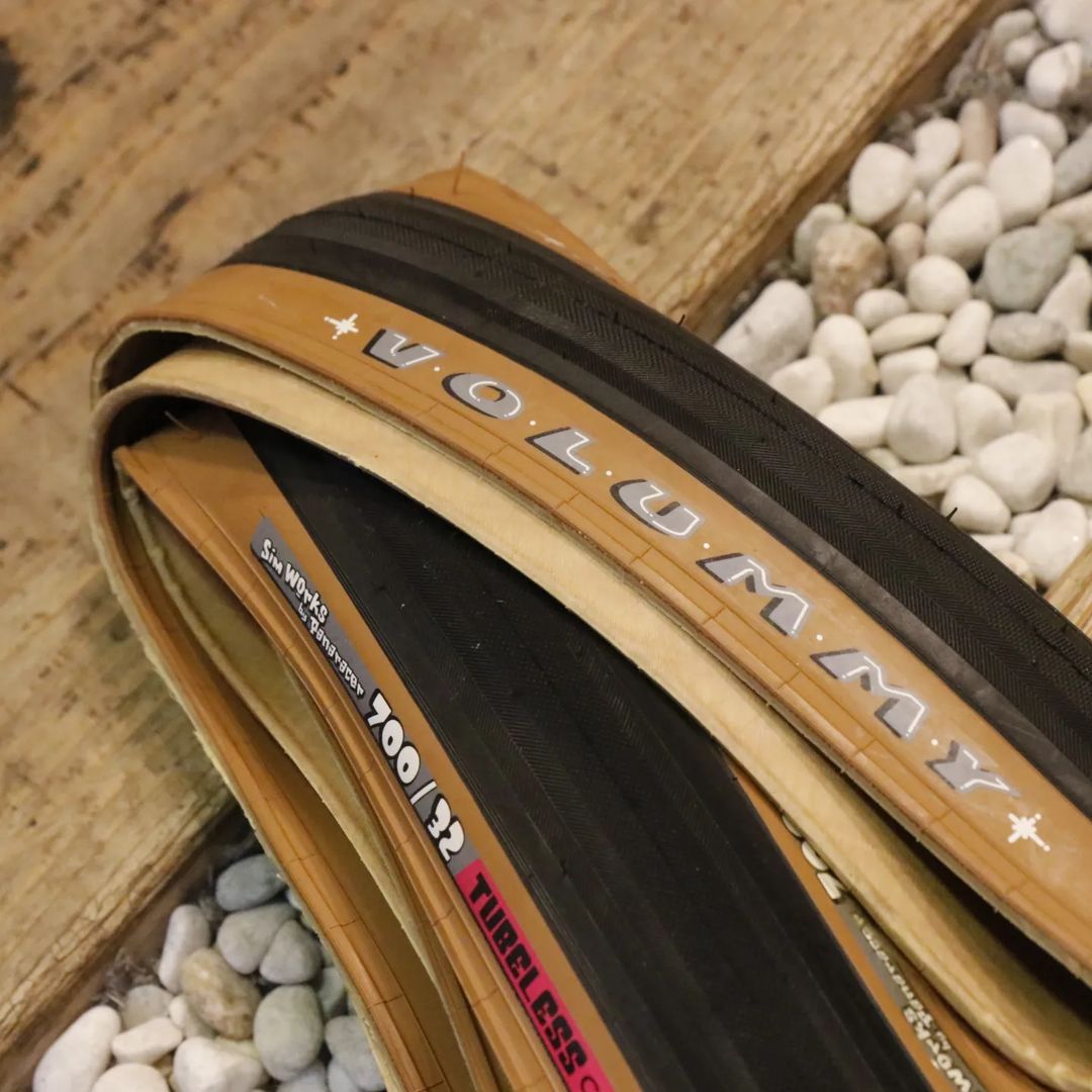 【SIM WORKS by Panaracer】Volummy Tire - Peanut Butter Sidewall