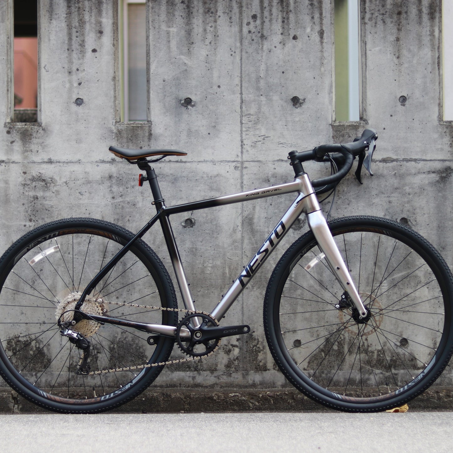 【スーパーセール!】【2026年モデル】KING GAVEL グラベルロード 初心者 SHIMANO GRX 完成車 バイクパッキング対応 ロードバイク NESTO グラベルバイク グラベルロード 1x11速 キングガベル レビュー 型落ちグラベルロード
