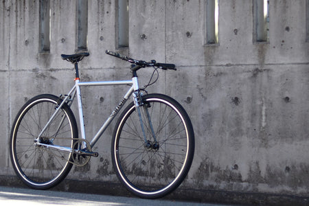 【在庫セール！】固定ギアもグラベルも楽しめる万能シングル「cinelli Tutto Plus silver bootleg」