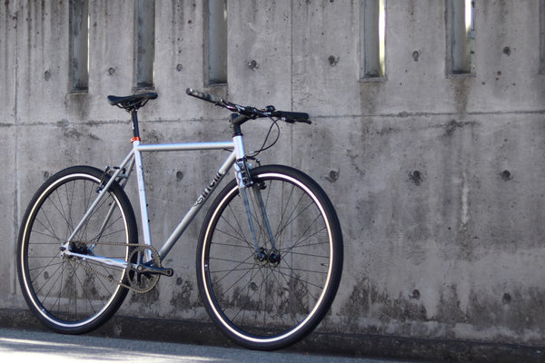 【在庫セール！】固定ギアもグラベルも楽しめる万能シングル「cinelli Tutto Plus silver bootleg」