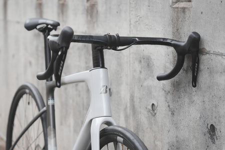 久しぶりの再入荷！ANCHOR RE8 105 Di2｜2027年モデル発表前、今あらためて注目したいエンデュランスロード
