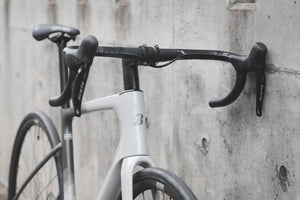 久しぶりの再入荷！ANCHOR RE8 105 Di2｜2027年モデル発表前、今あらためて注目したいエンデュランスロード