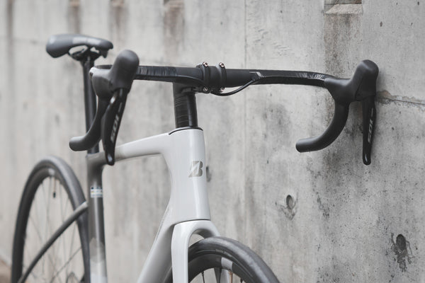 久しぶりの再入荷！ANCHOR RE8 105 Di2｜2027年モデル発表前、今あらためて注目したいエンデュランスロード