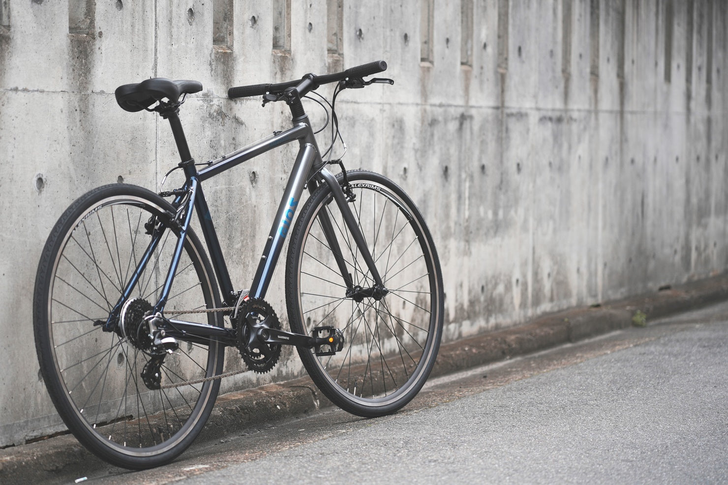 【超美品 室内保管】GIOS  MISTRAL  クロスバイク　限定カラー　28インチ　24段変速 定番クロスに“ちょうどいい特別感”。GIOS MISTRAL ALEX限定カラーが