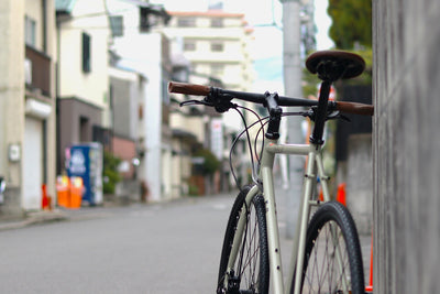 自分らしくアーバングラベルバイクに乗るならコレ！「FUJI FEATHER CX FLAT」2026年モデル｜街も砂利道も楽しめるクロモリバイク