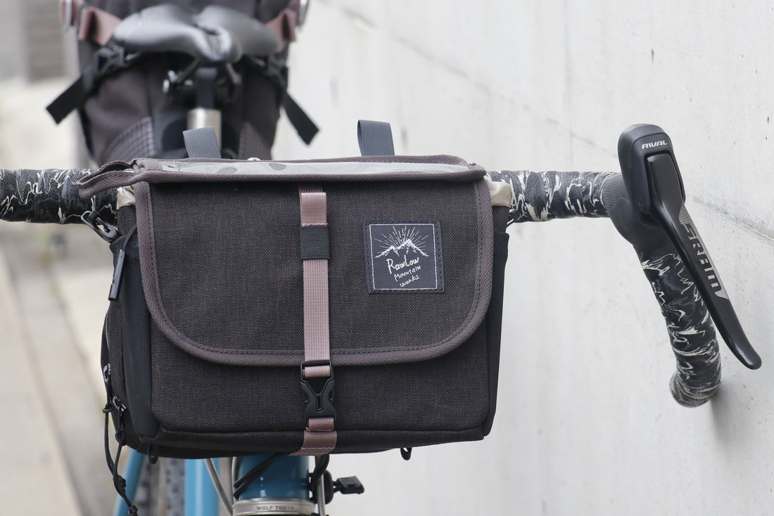 シンプル＆コンパクトながら デッドスペースを活かす多くの容量＆安定感「RawLow Mountain Works Bike'n Hike Front Bag」のご紹介！