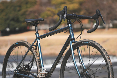 一生この一台で遊べるクロモリグラベル｜BOMBTRACK ARISE SG