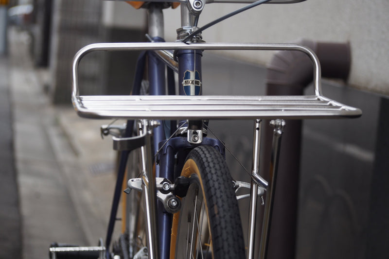 Pelago Commuter Front Rack｜“カゴ感”を抑えて積載力アップ。美しさと実用性を両立する定番フロントラック