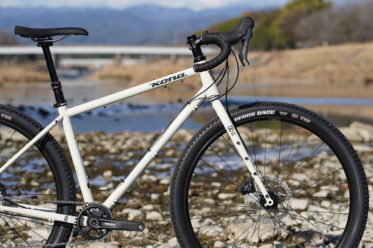 舗装路でも実は速い、遊びを制限しない一台｜KONA SUTRA LTD 2026年モデル