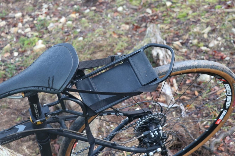 大型サドルバッグが苦手な人へ。PDW BINDLE RACKがちょうどいい理由