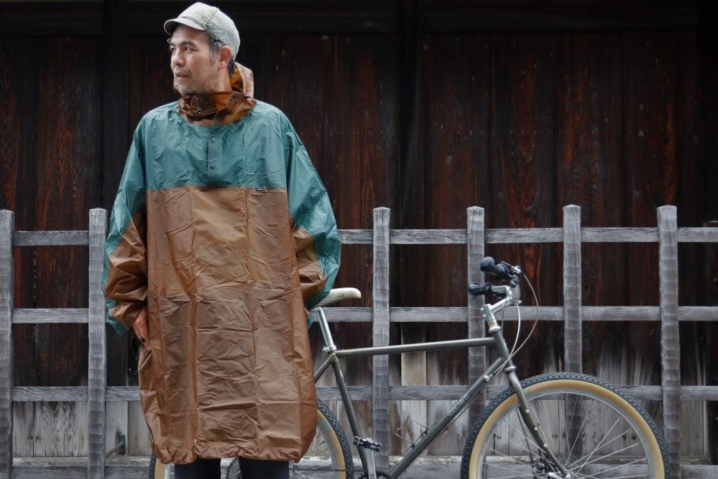 FAIRWEATHER レインポンチョ　Ｍサイズ ボトルケージサイズに収納可能。FAIRWEATHER定番レインポンチョが雨の