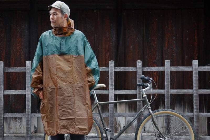 ボトルケージサイズに収納可能。FAIRWEATHER定番レインポンチョが雨の日ライドを変える