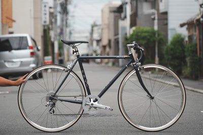 【2026年モデル】FUJI BALLAD｜クラシック×軽快な走りを楽しむクロモリフラットバーロード