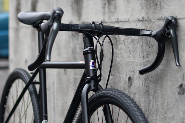 【2026年モデル】クロモリ×グラベル仕様｜FUJI FEATHER CX+が“万能バイク”な理由