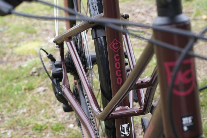 KONA COCO 2026 ミキストフレームのアーバンコミューターバイク Satin Metallic King Crimsonカラー