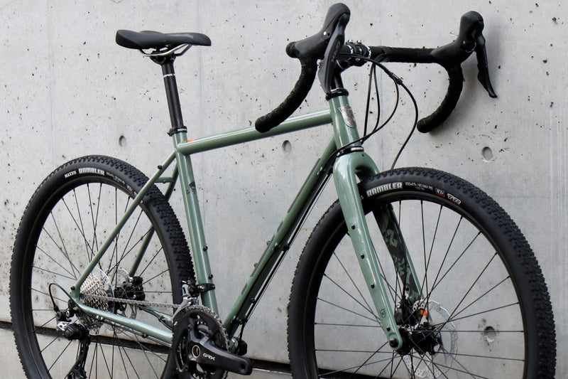 軽快+心地良さを標準装備したクロモリグラベルロード「KONA ROVE LTD 