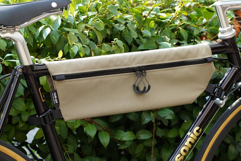 膝擦りしないスマートなフレームバッグ【tade qui blanket】ホースブランケット構造のバイクバッグ