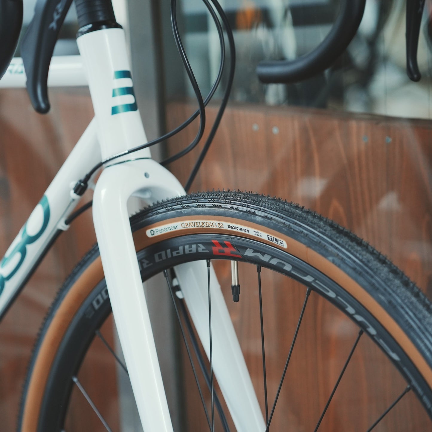 【型落ちセール！】【2025年モデル】TERRA バッソ TERRA グラベルロードバイク おすすめ REYNOLDS 520 フレーム SHIMANO GRX 油圧ディスク パナレーサー グラベルキング FULCRUM グラベルホイール クロモリ グラベルバイク