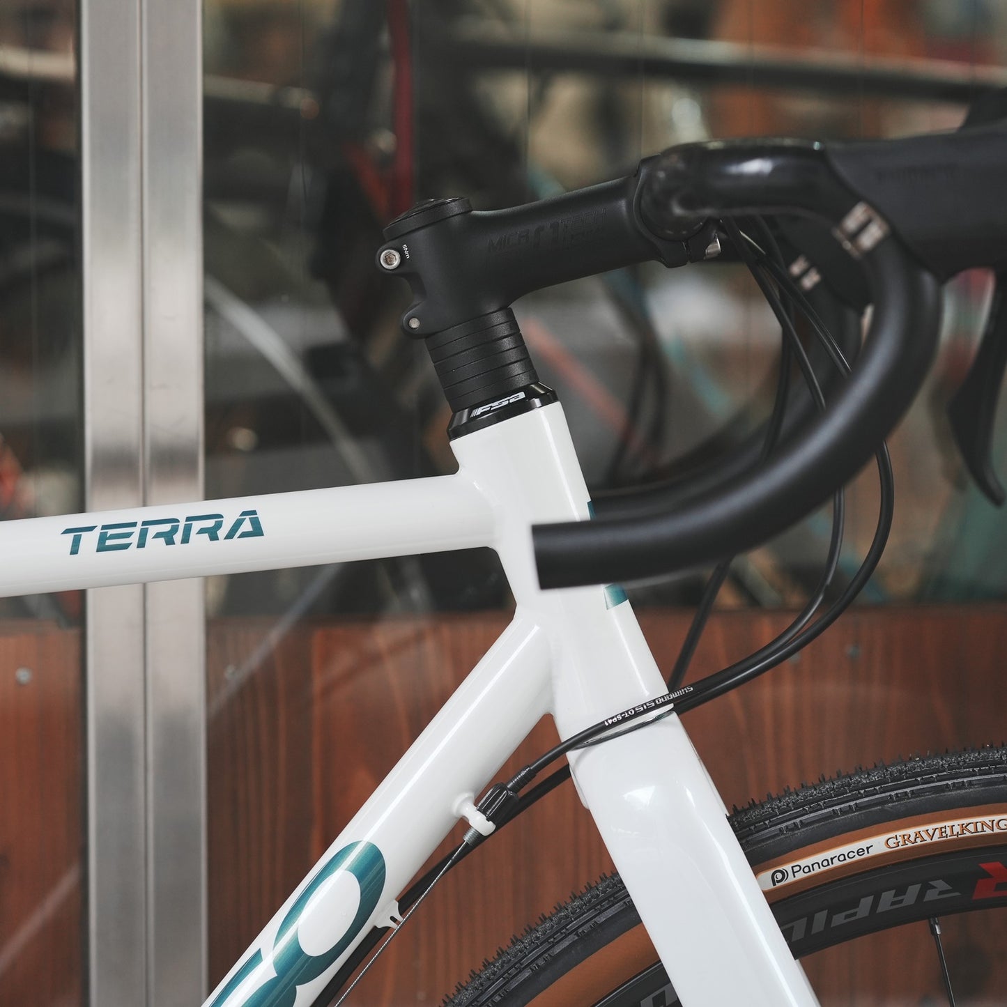 【型落ちセール！】【2025年モデル】TERRA バッソ TERRA グラベルロードバイク おすすめ REYNOLDS 520 フレーム SHIMANO GRX 油圧ディスク パナレーサー グラベルキング FULCRUM グラベルホイール クロモリ グラベルバイク