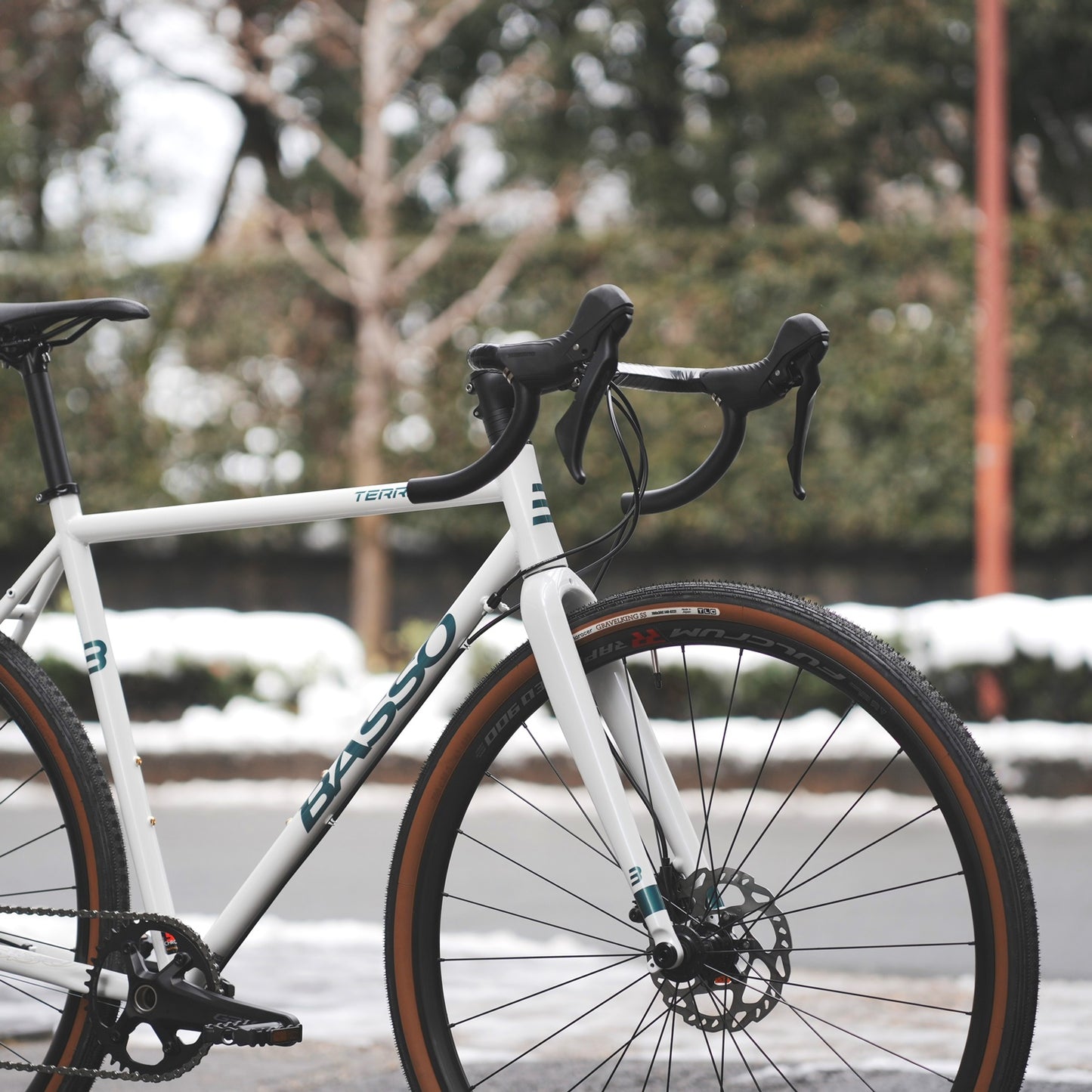 【型落ちセール！】【2025年モデル】TERRA バッソ TERRA グラベルロードバイク おすすめ REYNOLDS 520 フレーム SHIMANO GRX 油圧ディスク パナレーサー グラベルキング FULCRUM グラベルホイール クロモリ グラベルバイク