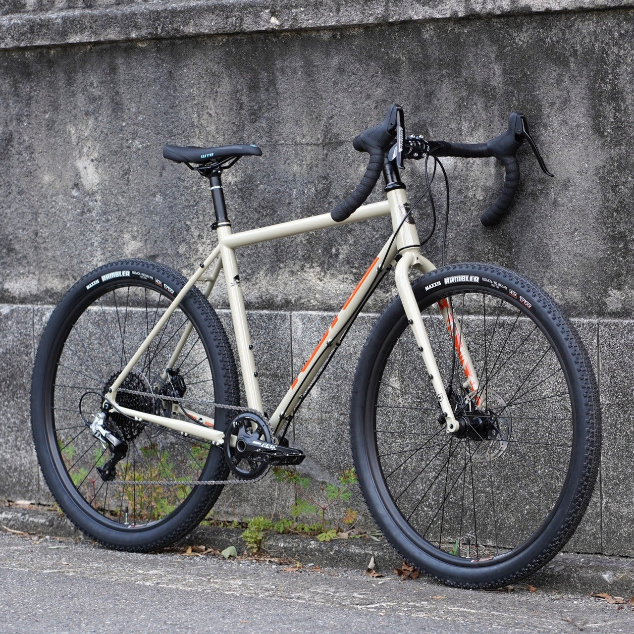 KONA ROVE ST DL｜旅も街乗りも楽しめるクロモリグラベルロード – 京都