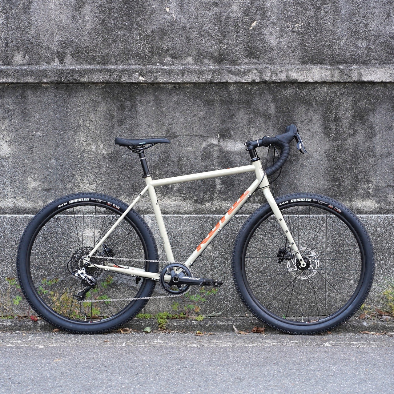 KONA ROVE ST DL｜旅も街乗りも楽しめるクロモリグラベルロード – 京都