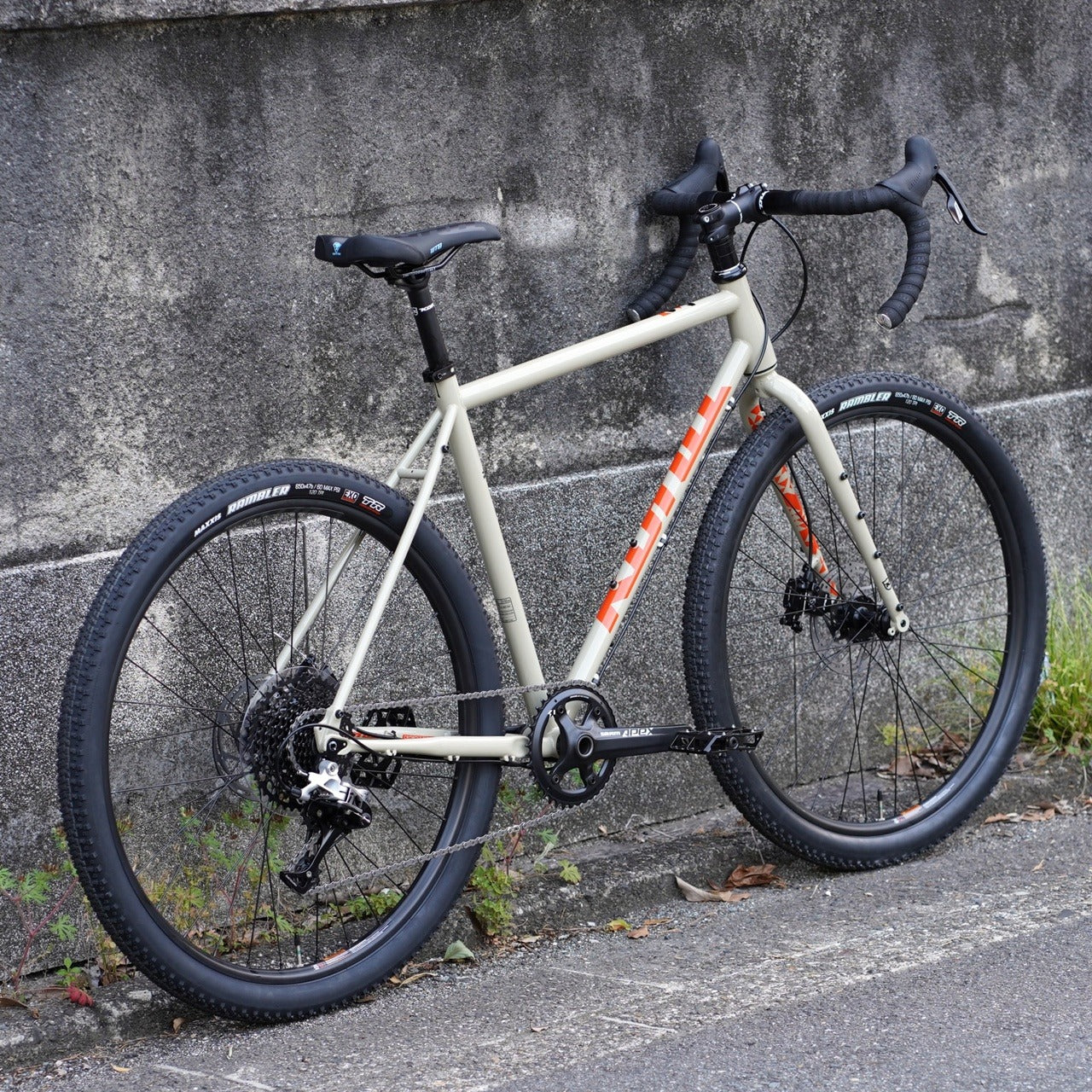 KONA ROVE ST DL｜旅も街乗りも楽しめるクロモリグラベルロード – 京都