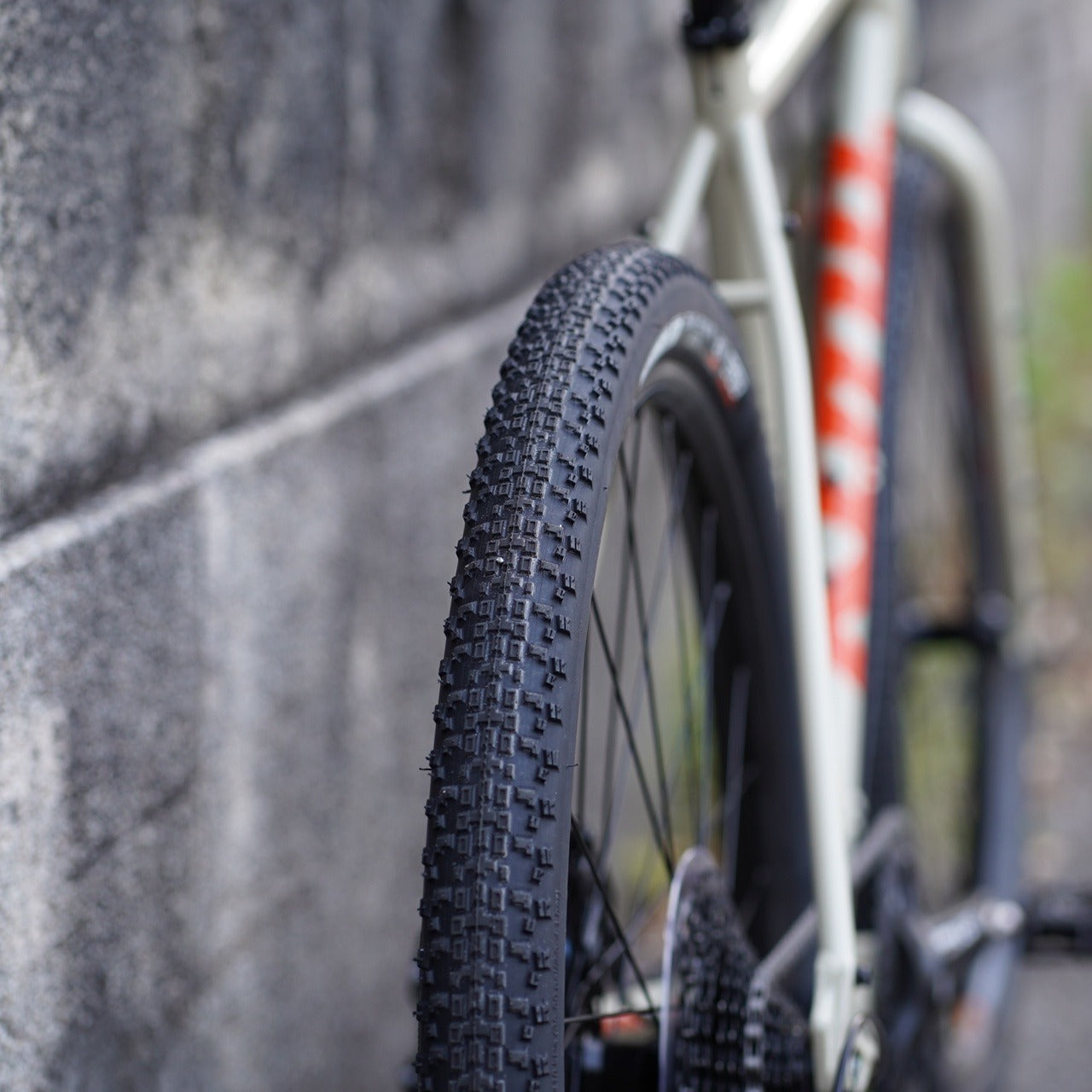 KONA ROVE ST DL｜旅も街乗りも楽しめるクロモリグラベルロード – 京都