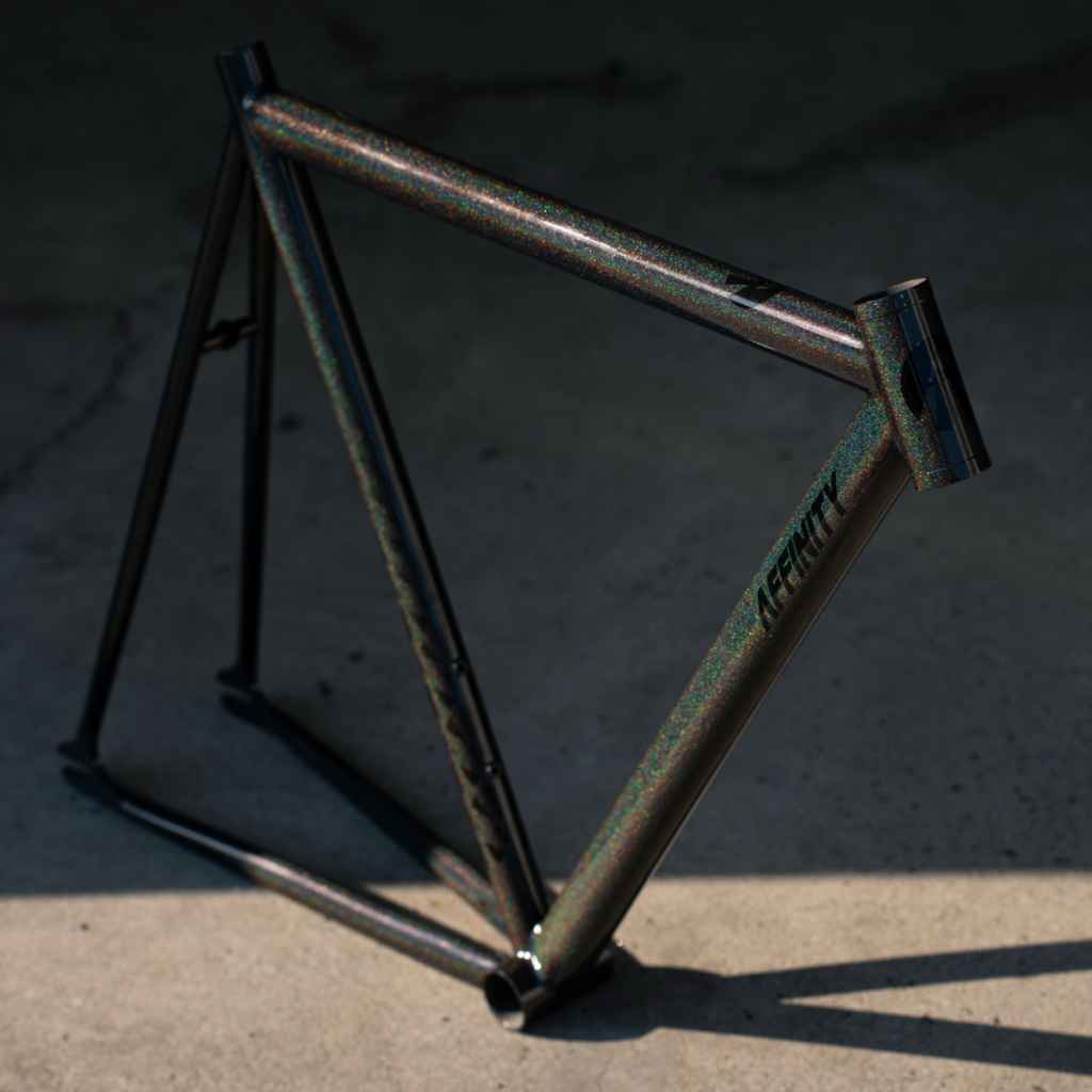 AFFINITY CYCLES Lo Pro Track Frame｜NY発、攻撃的パシュート