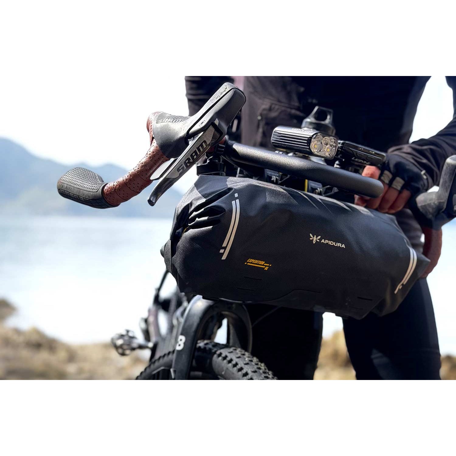 APIDURA Expedition Handlebar Pack｜操作性を損なわない防水ハンドル