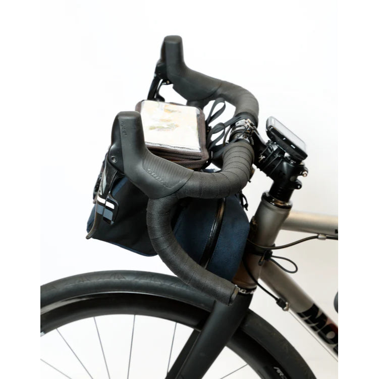 【RMW × PAPERSKY】 BIKE'N HIKE FRONT BAG RawLow Mountain Works（ローローマウンテンワークス） PAPERSKY ハンドルバーバッグ バイクパッキング バッグ ショルダーバッグ 2WAY マップケース クリアポケット ソフトマウント ウェビング