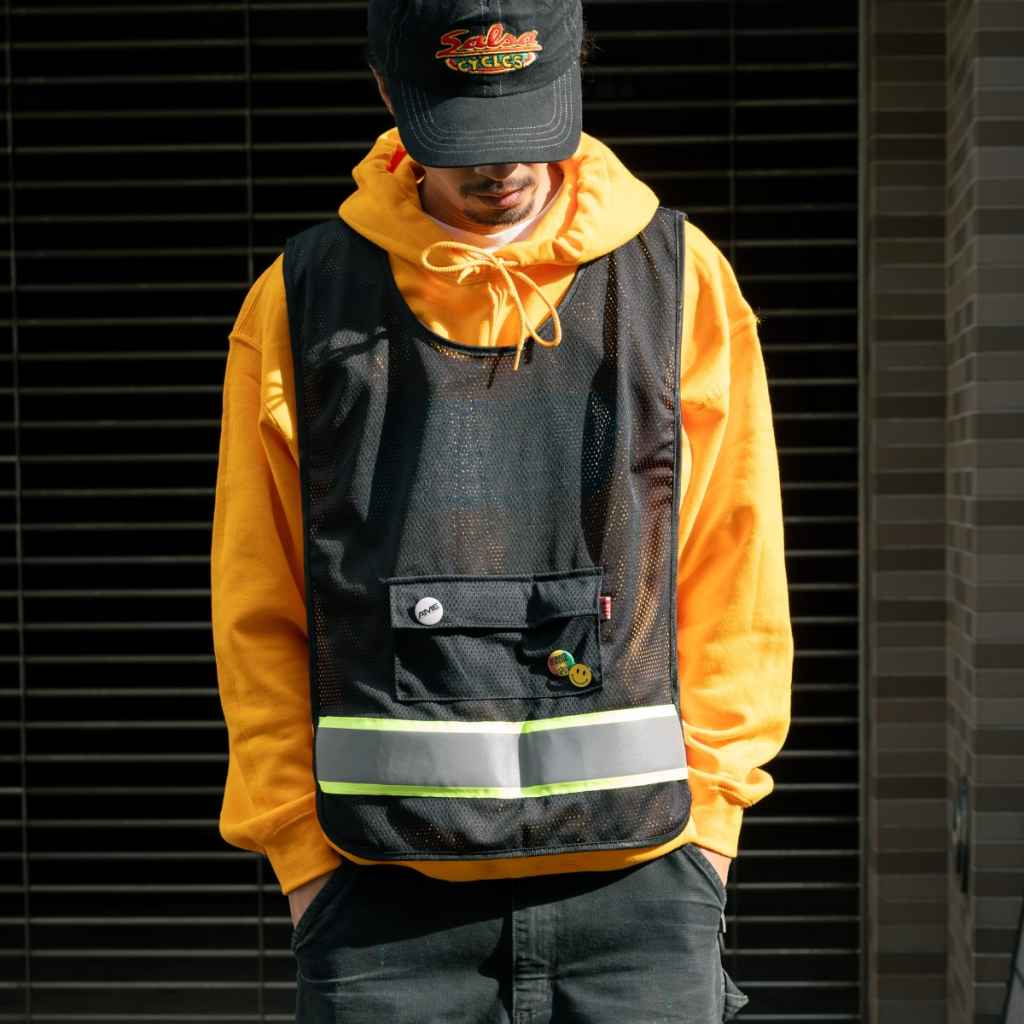 BLUE LUG KANGAROO SAFETY VEST｜夜道に安心を添えるポケット付き反射
