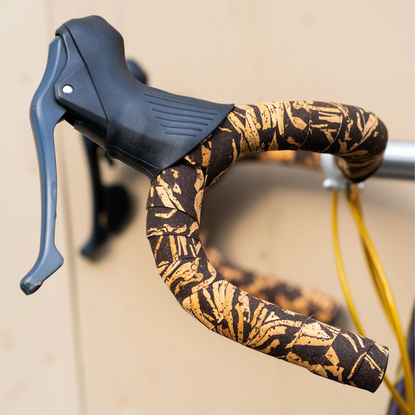 Cork Bartape - Coffee Ground コルクバーテープ ロードバイク バーテープ サステナブル 自転車パーツ クラシック 自転車 カスタム エコ素材 バイクアクセサリー ハンドルテープ コルク ネオクラシック ロードバイク