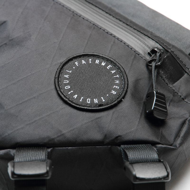 FAIRWEATHER half frame bag ブラックx-pac FAIRWEATHER frame bag half X-PAC｜ボトルと併用しやすい3Lフレーム