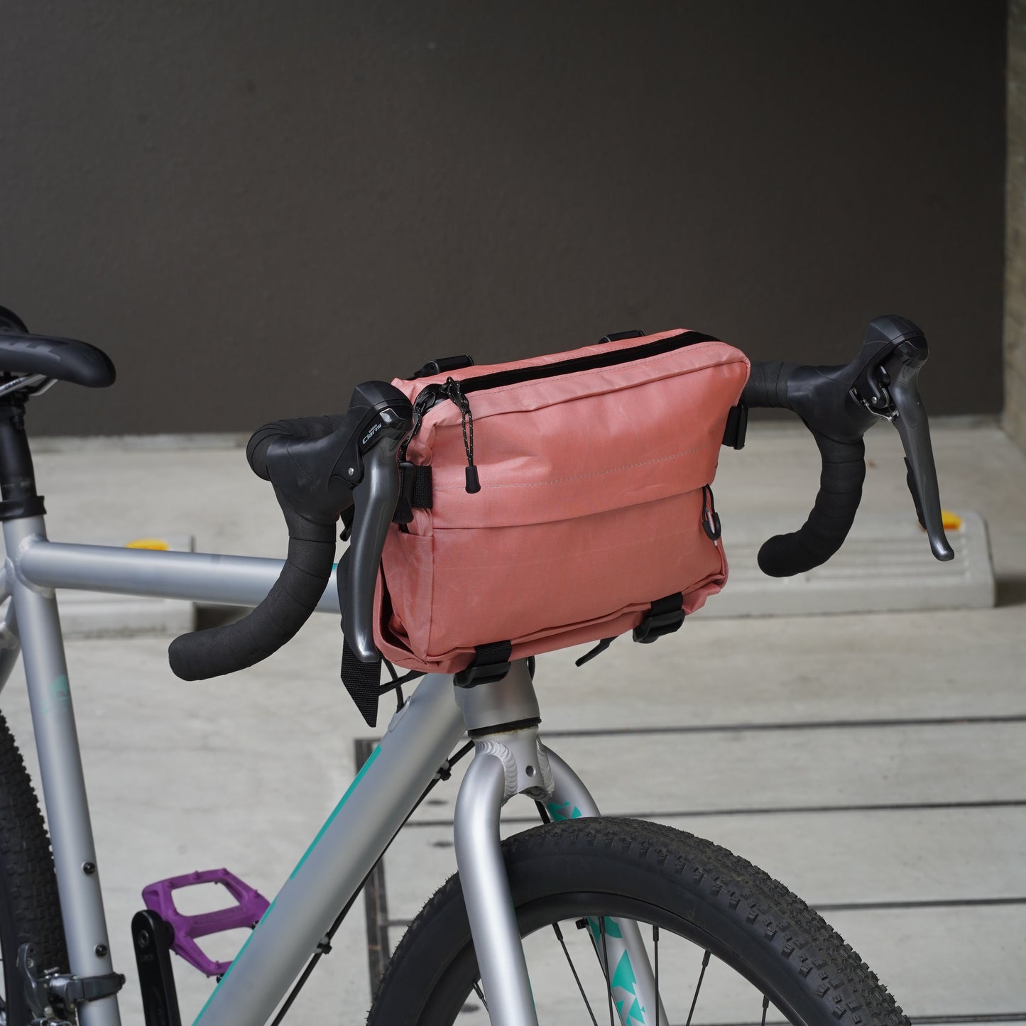 GOOD CREW CAB ハンドルバーバッグ バイクパッキング フロントポーチ 拡張キャリア ループマウント 走行時の安定性 防滴収納