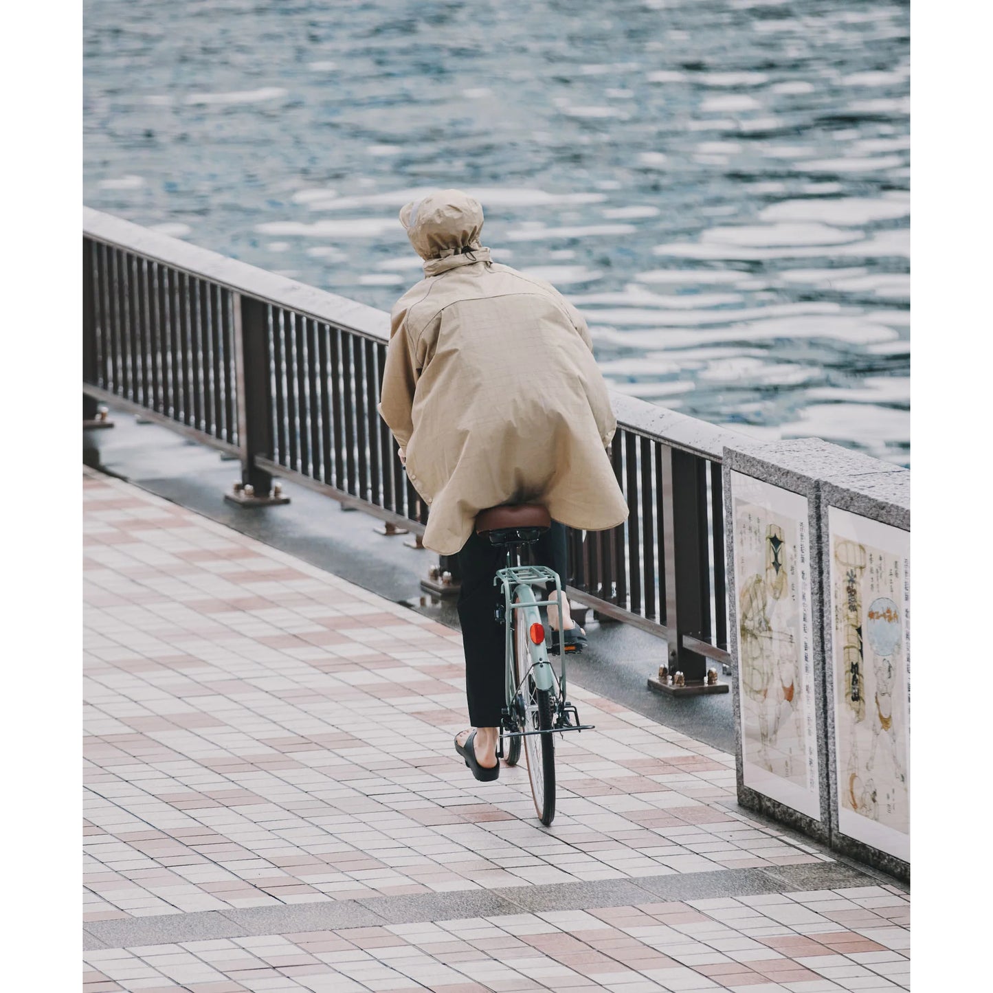 VIS BICYCLE RAINPONCHO（K407） 自転車 レインポンチョ 通勤 雨対策 レインウェア 自転車用 視界確保 レインフード 防水ポンチョ 10,000mm KiU 自転車ウェア 反射材 レインウェア