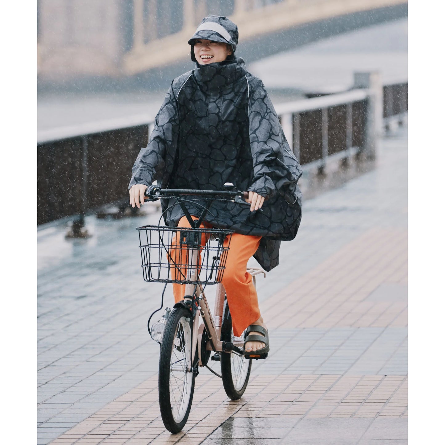 VIS BICYCLE RAINPONCHO（K407） 自転車 レインポンチョ 通勤 雨対策 レインウェア 自転車用 視界確保 レインフード 防水ポンチョ 10,000mm KiU 自転車ウェア 反射材 レインウェア
