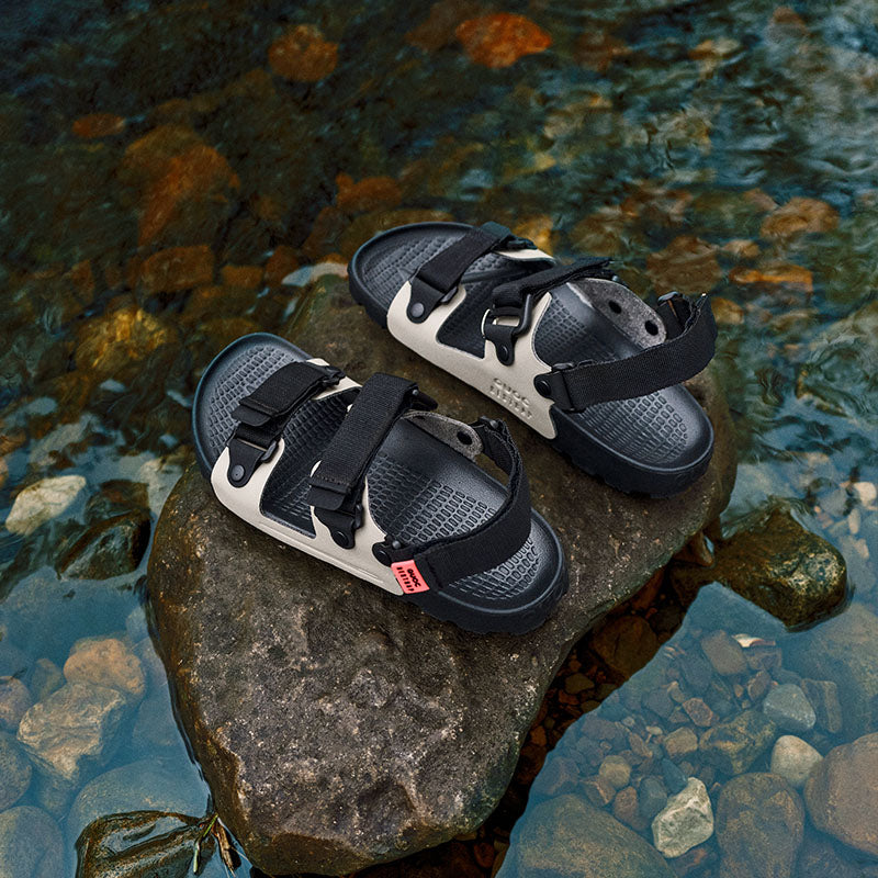 QUOC x Restrap Sandal｜旅とライド後を快適にするバイクパッキング