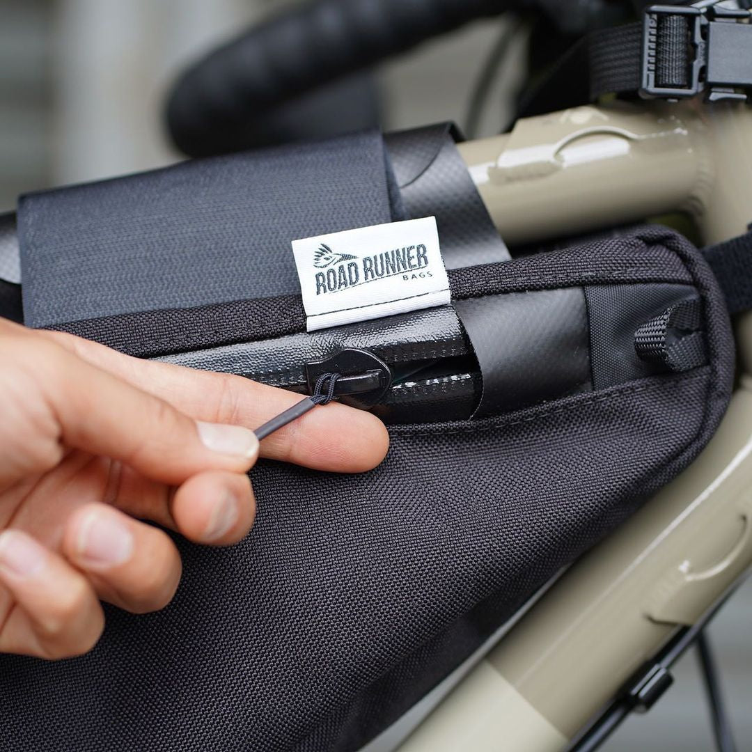 ROAD RUNNER BAGS The Wedge Half Frame Bag｜高いフィット感を誇る