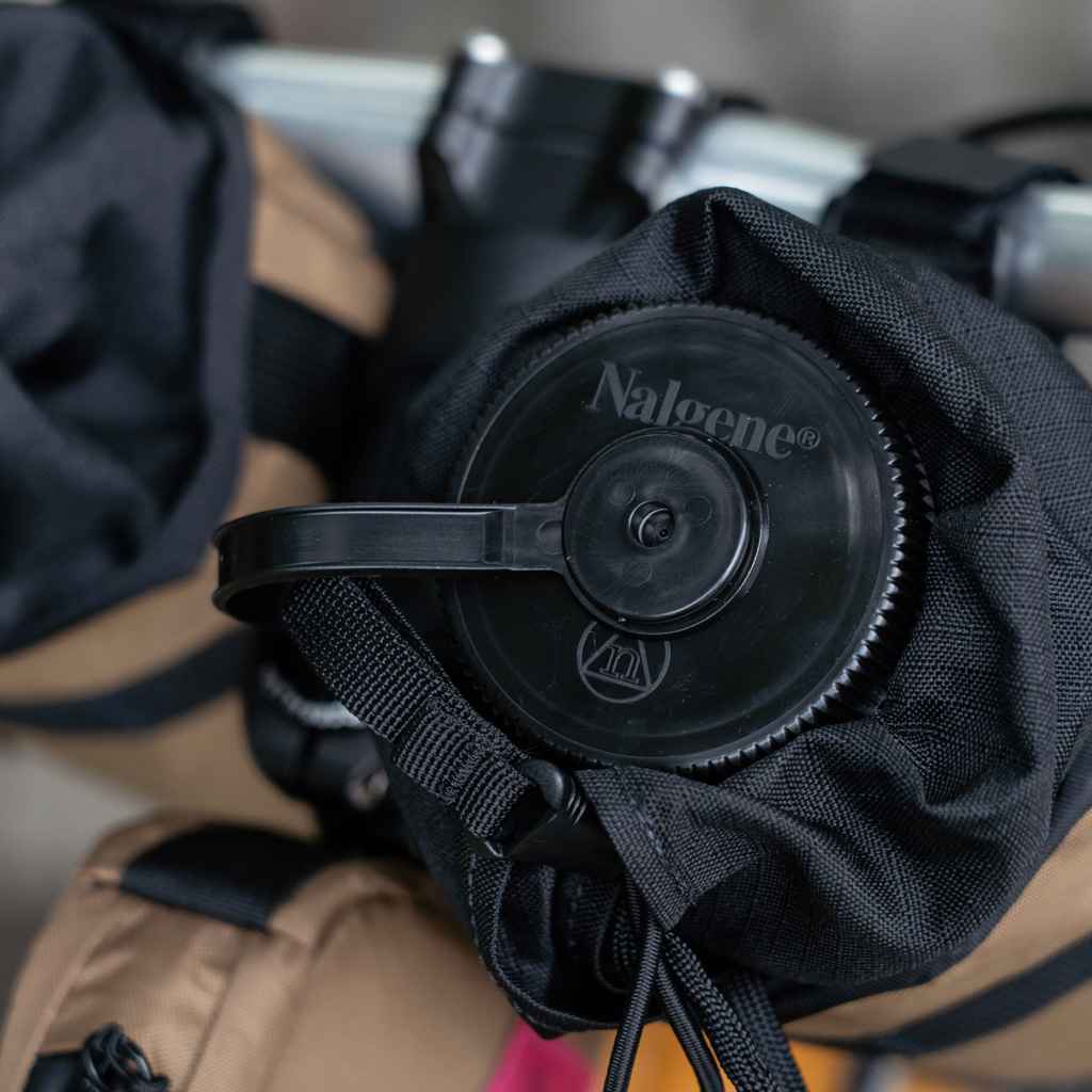 campout 2022 nalgene bottle（black print） スウィフトインダストリーズ ナルゲン ボトル 自転車 CAMPOUT 記念 ボトル バイクパッキング ボトル ステムバッグ 対応 ボトル 限定 ナルゲン RJ Rabe グラフィック