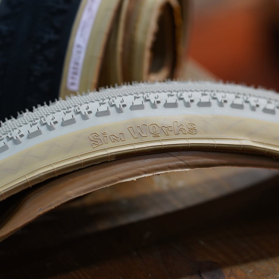 Tomii Cycles × Sim Works Faraway Tire｜遠回りを楽しむための700×40C