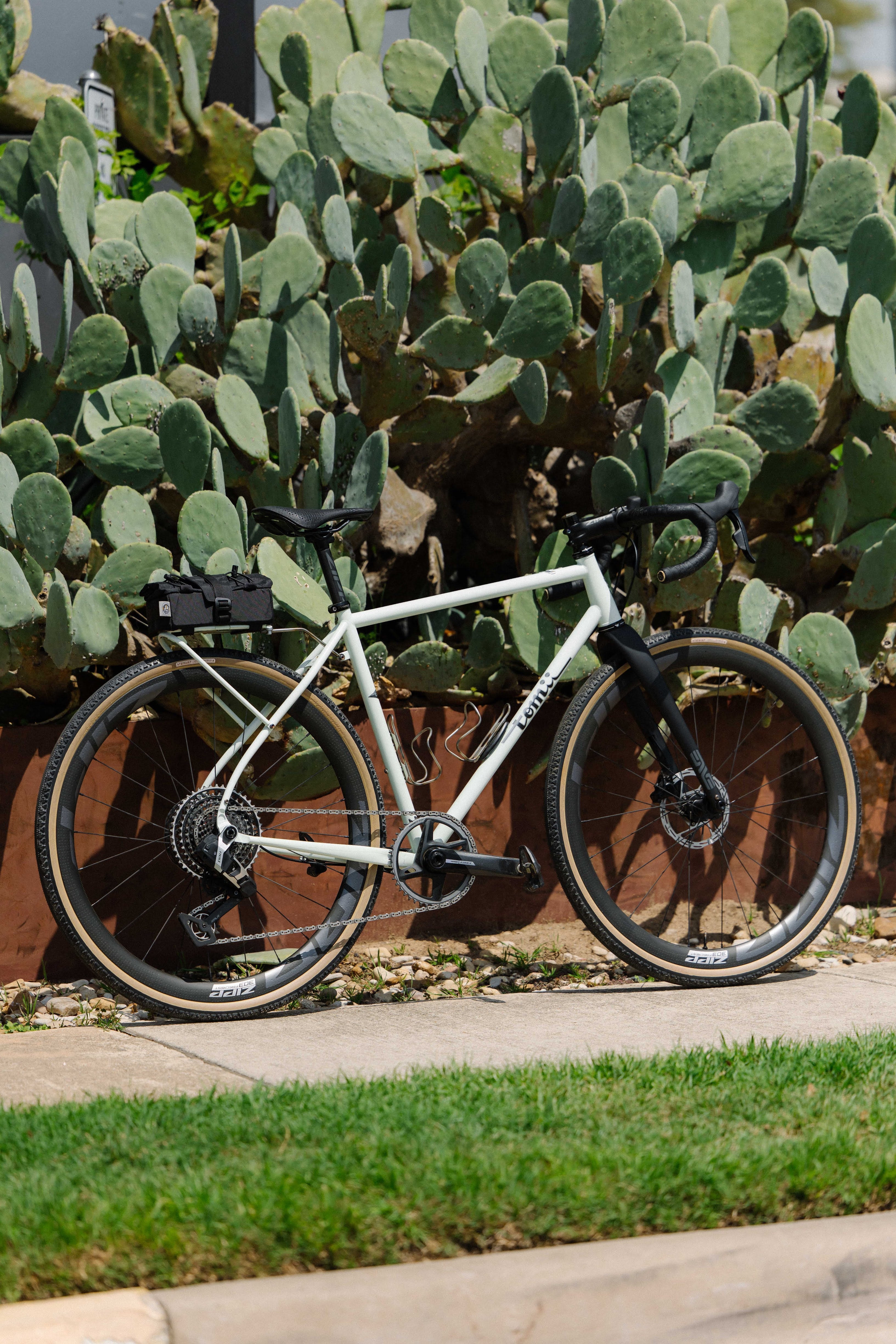 Sim Works V3 Sim Tomii Cycles × Sim Works Faraway Tire|遠回りを楽しむための700×40Cグラベルタイヤ – 京都の自転 ...
