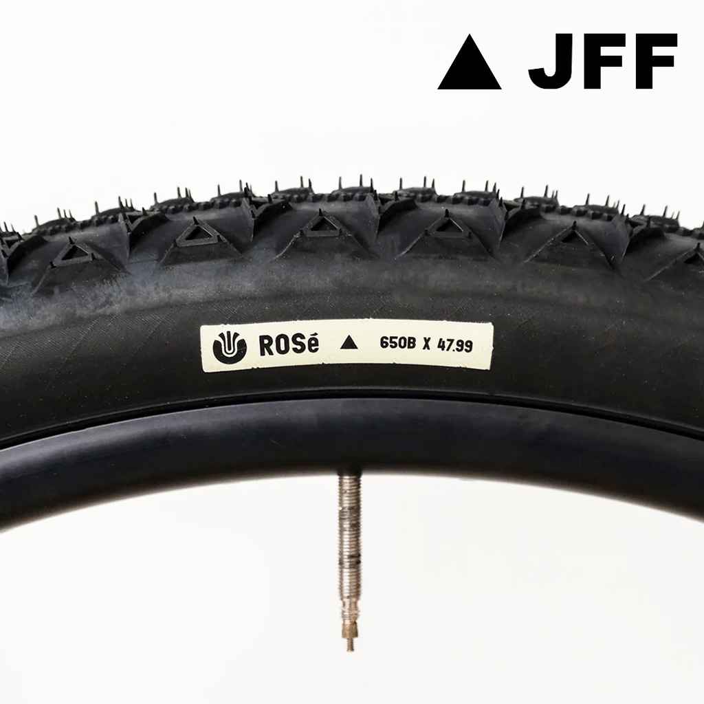 ULTRADYNAMICO ROSE JFF グラベルタイヤ トライアングルトレッドパターン